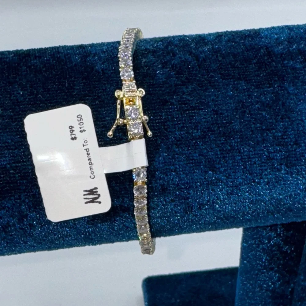 18kt Tennis Bracelet - Picture 11 of 12